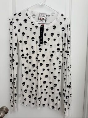 Women’s juniors Long Sleeve Skull Henley Top - White/Black A Fine Mess large